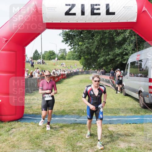 21.06.2025 - 27. Vierlanden-Triathlon MichiJ http://msf.ph/oto/7999622 15.06.2026 11:23:10 Ziel 372, 592 meine-sportfotos.de