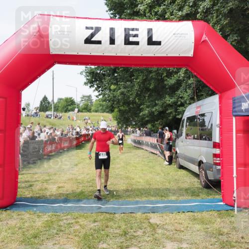 21.06.2025 - 27. Vierlanden-Triathlon MichiJ http://msf.ph/oto/7999642 15.06.2026 11:23:39 Ziel 418, 440 meine-sportfotos.de