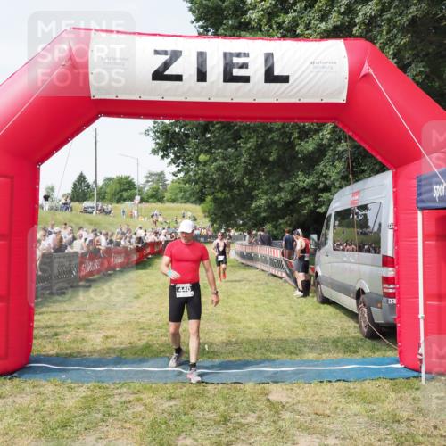 21.06.2025 - 27. Vierlanden-Triathlon MichiJ http://msf.ph/oto/7999676 15.06.2026 11:23:40 Ziel 418, 440 meine-sportfotos.de