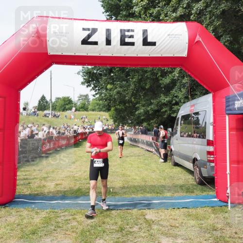 21.06.2025 - 27. Vierlanden-Triathlon MichiJ http://msf.ph/oto/7999704 15.06.2026 11:23:40 Ziel 418, 440 meine-sportfotos.de