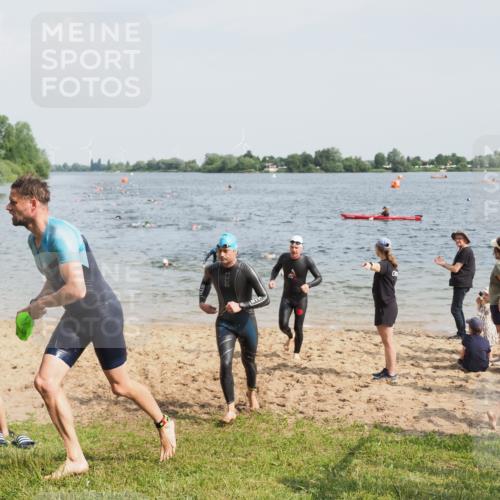 21.06.2025 - 27. Vierlanden-Triathlon MichiJ http://msf.ph/oto/7999710 15.06.2026 10:03:43 Schwimmen 377, 425, 432, 436, 439 meine-sportfotos.de