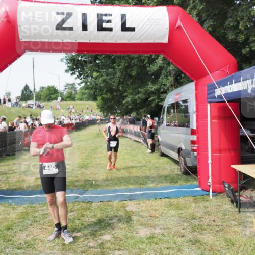 21.06.2025 - 27. Vierlanden-Triathlon MichiJ http://msf.ph/oto/7999722 15.06.2026 11:23:42 Ziel 418, 440 meine-sportfotos.de