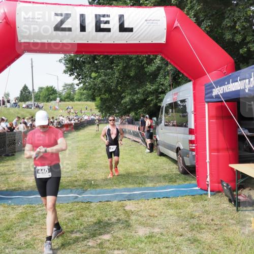 21.06.2025 - 27. Vierlanden-Triathlon MichiJ http://msf.ph/oto/7999740 15.06.2026 11:23:43 Ziel 418, 440 meine-sportfotos.de