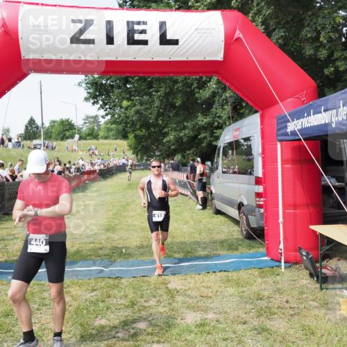 21.06.2025 - 27. Vierlanden-Triathlon MichiJ http://msf.ph/oto/7999764 15.06.2026 11:23:43 Ziel 418, 440 meine-sportfotos.de