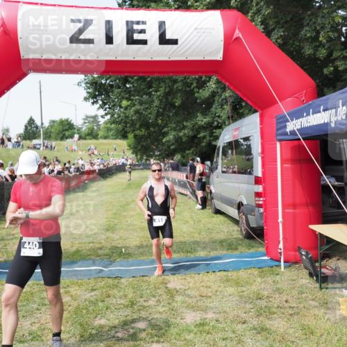 21.06.2025 - 27. Vierlanden-Triathlon MichiJ http://msf.ph/oto/7999768 15.06.2026 11:23:43 Ziel 418, 440 meine-sportfotos.de