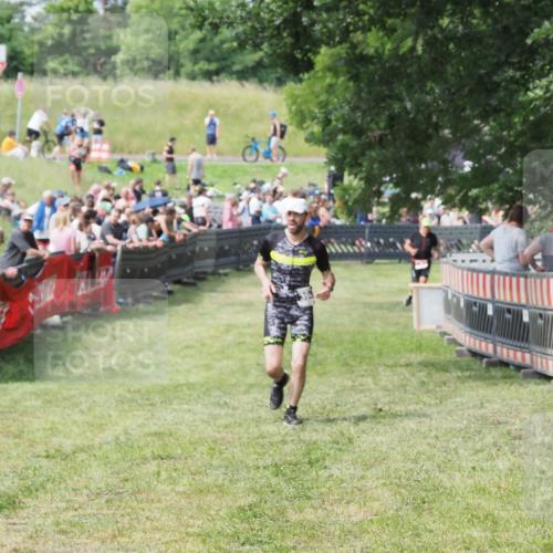 21.06.2025 - 27. Vierlanden-Triathlon MichiJ http://msf.ph/oto/7999801 15.06.2026 11:23:49 Ziel 394, 418 meine-sportfotos.de