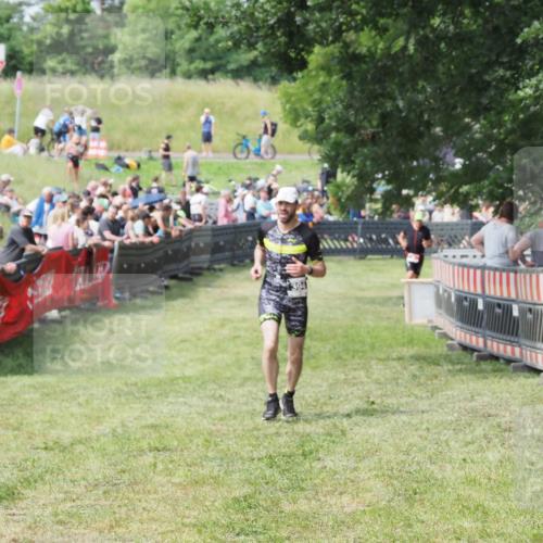 21.06.2025 - 27. Vierlanden-Triathlon MichiJ http://msf.ph/oto/7999806 15.06.2026 11:23:49 Ziel 394, 418 meine-sportfotos.de