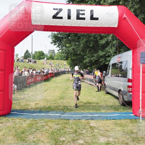 21.06.2025 - 27. Vierlanden-Triathlon MichiJ http://msf.ph/oto/7999826 15.06.2026 11:23:52 Ziel 394 meine-sportfotos.de