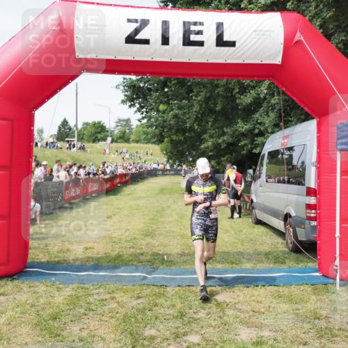 21.06.2025 - 27. Vierlanden-Triathlon MichiJ http://msf.ph/oto/7999871 15.06.2026 11:23:53 Ziel 394 meine-sportfotos.de