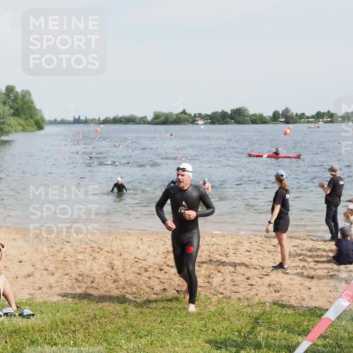 21.06.2025 - 27. Vierlanden-Triathlon MichiJ http://msf.ph/oto/7999892 15.06.2026 10:03:45 Schwimmen 377, 425, 432, 436, 439, 1398 meine-sportfotos.de