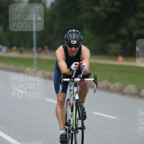 21.06.2025 - 27. Vierlanden-Triathlon H.Heesch http://msf.ph/oto/7999893 15.06.2025 12:31:46 Radfahren 861 meine-sportfotos.de