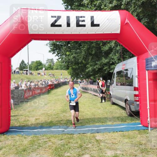 21.06.2025 - 27. Vierlanden-Triathlon MichiJ http://msf.ph/oto/7999912 15.06.2026 11:24:07 Ziel 455 meine-sportfotos.de