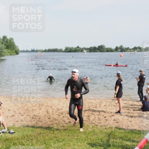 21.06.2025 - 27. Vierlanden-Triathlon MichiJ http://msf.ph/oto/7999914 15.06.2026 10:03:45 Schwimmen 377, 425, 432, 436, 439, 1398 meine-sportfotos.de