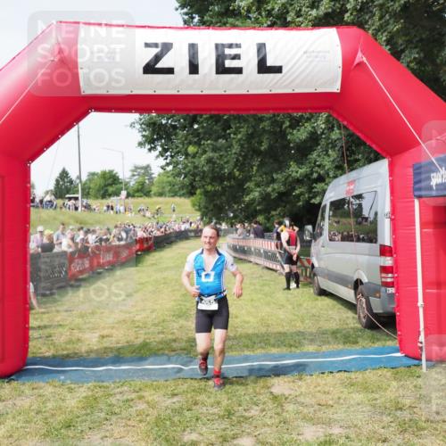 21.06.2025 - 27. Vierlanden-Triathlon MichiJ http://msf.ph/oto/7999939 15.06.2026 11:24:07 Ziel 455 meine-sportfotos.de