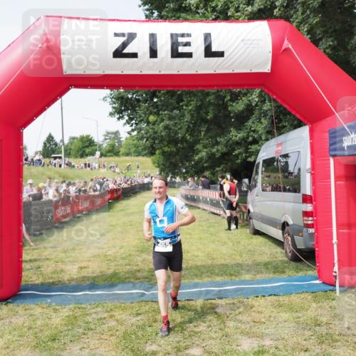 21.06.2025 - 27. Vierlanden-Triathlon MichiJ http://msf.ph/oto/7999949 15.06.2026 11:24:07 Ziel 455 meine-sportfotos.de