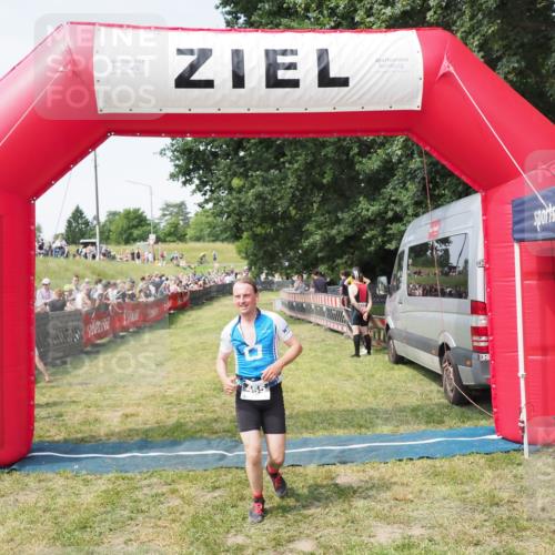 21.06.2025 - 27. Vierlanden-Triathlon MichiJ http://msf.ph/oto/7999954 15.06.2026 11:24:07 Ziel 455 meine-sportfotos.de