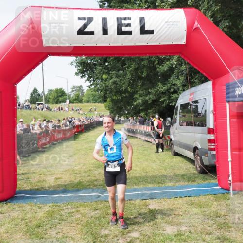 21.06.2025 - 27. Vierlanden-Triathlon MichiJ http://msf.ph/oto/7999958 15.06.2026 11:24:08 Ziel 455 meine-sportfotos.de
