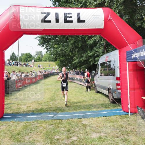 21.06.2025 - 27. Vierlanden-Triathlon MichiJ http://msf.ph/oto/7999970 15.06.2026 11:24:25 Ziel 376 meine-sportfotos.de