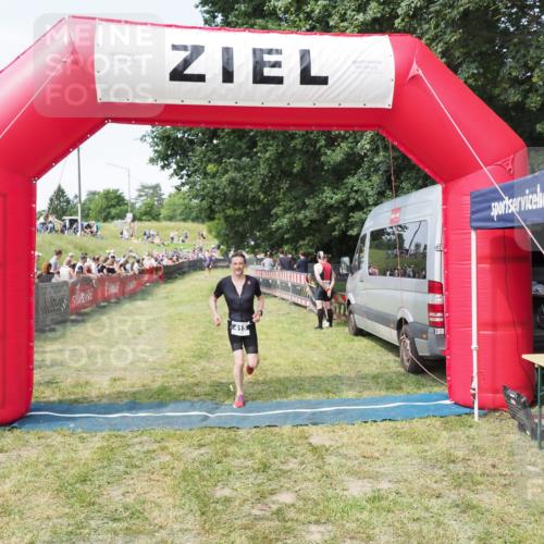21.06.2025 - 27. Vierlanden-Triathlon MichiJ http://msf.ph/oto/8000029 15.06.2026 11:24:39 Ziel 415 meine-sportfotos.de