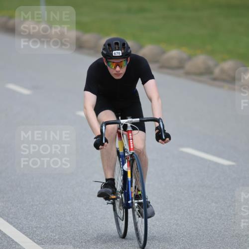 21.06.2025 - 27. Vierlanden-Triathlon H.Heesch http://msf.ph/oto/8000050 15.06.2025 12:33:33 Radfahren 670 meine-sportfotos.de