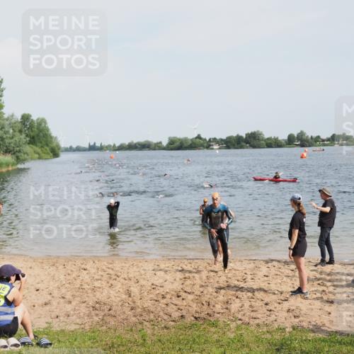 21.06.2025 - 27. Vierlanden-Triathlon MichiJ http://msf.ph/oto/8000053 15.06.2026 10:03:49 Schwimmen 377, 425, 427, 432, 436, 439, 1398 meine-sportfotos.de