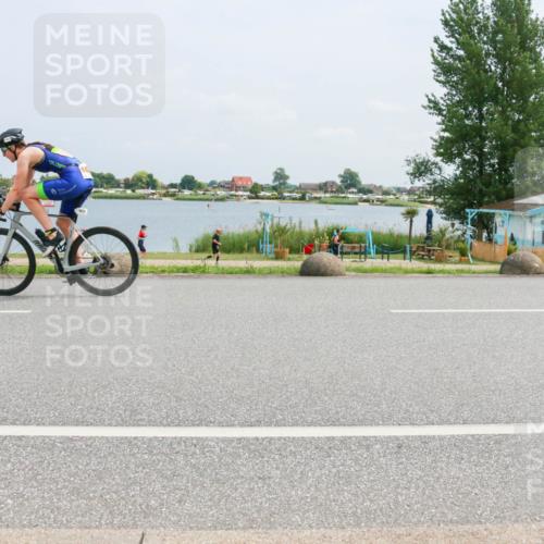 21.06.2025 - 27. Vierlanden-Triathlon H.Heesch http://msf.ph/oto/8000068 15.06.2025 12:32:53 Radfahren 1053, 1054, 1055, 1056 meine-sportfotos.de