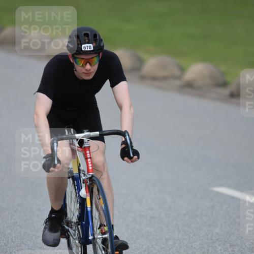21.06.2025 - 27. Vierlanden-Triathlon H.Heesch http://msf.ph/oto/8000083 15.06.2025 12:33:34 Radfahren 670, 780 meine-sportfotos.de