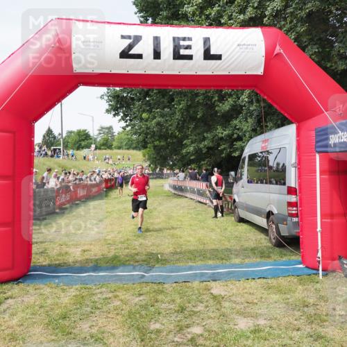 21.06.2025 - 27. Vierlanden-Triathlon MichiJ http://msf.ph/oto/8000091 15.06.2026 11:24:52 Ziel 448 meine-sportfotos.de