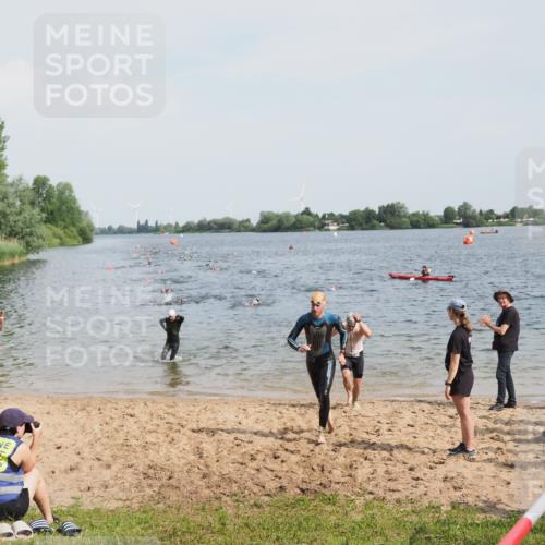 21.06.2025 - 27. Vierlanden-Triathlon MichiJ http://msf.ph/oto/8000099 15.06.2026 10:03:50 Schwimmen 377, 415, 427, 436, 439, 1398 meine-sportfotos.de