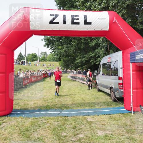 21.06.2025 - 27. Vierlanden-Triathlon MichiJ http://msf.ph/oto/8000106 15.06.2026 11:24:52 Ziel 448 meine-sportfotos.de