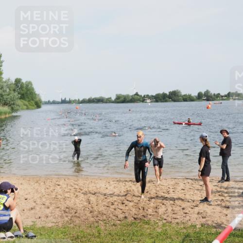 21.06.2025 - 27. Vierlanden-Triathlon MichiJ http://msf.ph/oto/8000114 15.06.2026 10:03:50 Schwimmen 377, 415, 427, 436, 439, 1398 meine-sportfotos.de