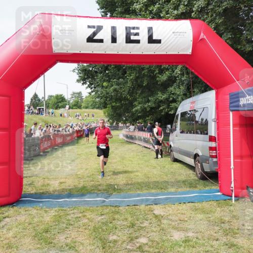 21.06.2025 - 27. Vierlanden-Triathlon MichiJ http://msf.ph/oto/8000123 15.06.2026 11:24:52 Ziel 448 meine-sportfotos.de