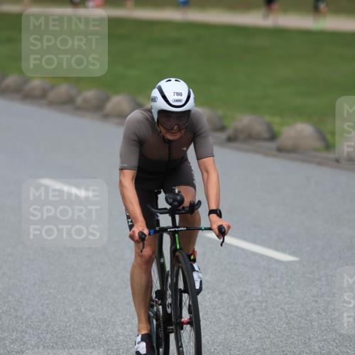 21.06.2025 - 27. Vierlanden-Triathlon H.Heesch http://msf.ph/oto/8000125 15.06.2025 12:33:42 Radfahren 729, 780 meine-sportfotos.de