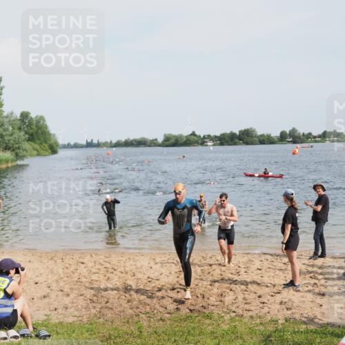 21.06.2025 - 27. Vierlanden-Triathlon MichiJ http://msf.ph/oto/8000143 15.06.2026 10:03:50 Schwimmen 377, 415, 427, 436, 439, 1398 meine-sportfotos.de