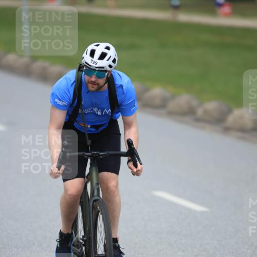 21.06.2025 - 27. Vierlanden-Triathlon H.Heesch http://msf.ph/oto/8000151 15.06.2025 12:33:47 Radfahren 729, 921 meine-sportfotos.de