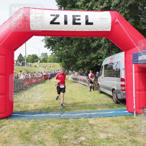 21.06.2025 - 27. Vierlanden-Triathlon MichiJ http://msf.ph/oto/8000155 15.06.2026 11:24:53 Ziel 448 meine-sportfotos.de