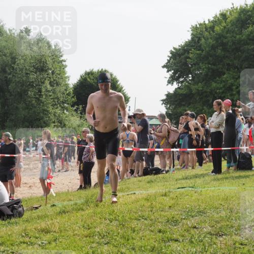 15.06.2025 - 27. Vierlanden-Triathlon KatJ http://msf.ph/oto/8000164 15.06.2025 09:57:03 Schwimmen 258, 301, 325, 1399 meine-sportfotos.de