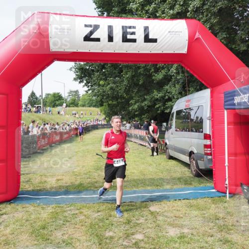 21.06.2025 - 27. Vierlanden-Triathlon MichiJ http://msf.ph/oto/8000208 15.06.2026 11:24:54 Ziel 448 meine-sportfotos.de