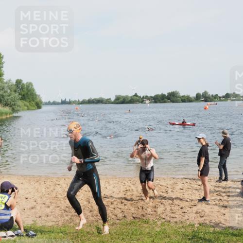 21.06.2025 - 27. Vierlanden-Triathlon MichiJ http://msf.ph/oto/8000214 15.06.2026 10:03:51 Schwimmen 415, 427, 436, 439, 1398 meine-sportfotos.de