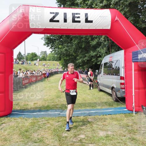 21.06.2025 - 27. Vierlanden-Triathlon MichiJ http://msf.ph/oto/8000230 15.06.2026 11:24:54 Ziel 448 meine-sportfotos.de