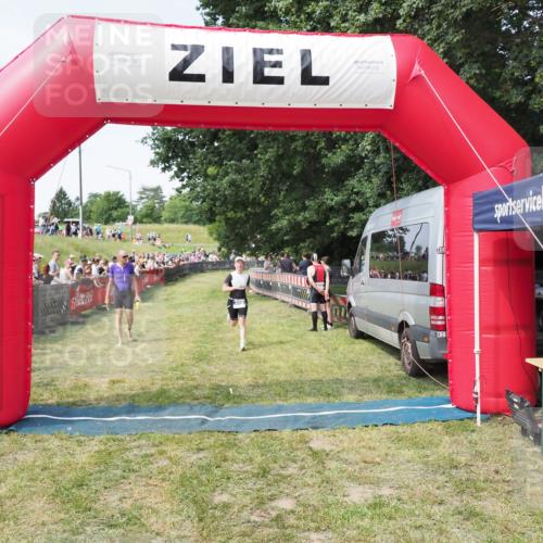 21.06.2025 - 27. Vierlanden-Triathlon MichiJ http://msf.ph/oto/8000237 15.06.2026 11:25:04 Ziel 194, 609 meine-sportfotos.de