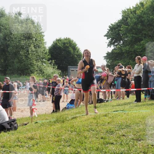 15.06.2025 - 27. Vierlanden-Triathlon KatJ http://msf.ph/oto/8000242 15.06.2025 09:57:07 Schwimmen 263, 325, 1399 meine-sportfotos.de