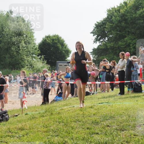 15.06.2025 - 27. Vierlanden-Triathlon KatJ http://msf.ph/oto/8000276 15.06.2025 09:57:07 Schwimmen 263, 325, 1399 meine-sportfotos.de
