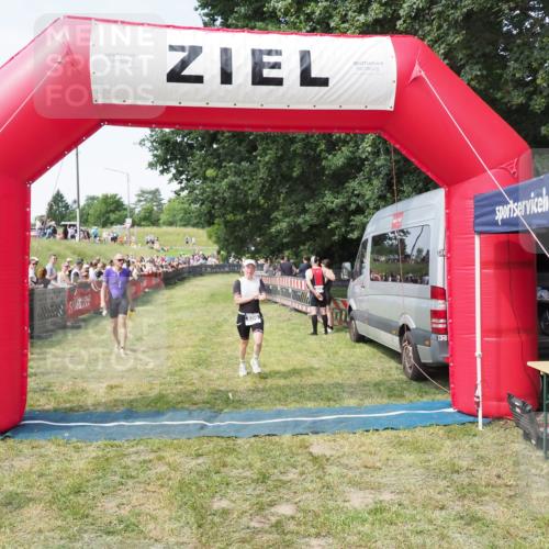 21.06.2025 - 27. Vierlanden-Triathlon MichiJ http://msf.ph/oto/8000283 15.06.2026 11:25:04 Ziel 194, 609 meine-sportfotos.de