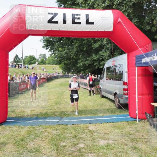 21.06.2025 - 27. Vierlanden-Triathlon MichiJ http://msf.ph/oto/8000306 15.06.2026 11:25:04 Ziel 194, 609 meine-sportfotos.de