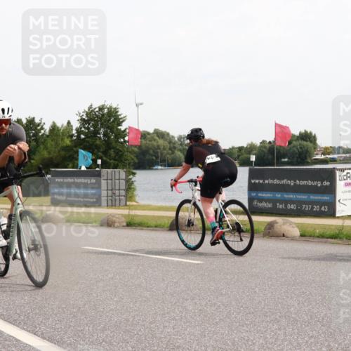 15.06.2025 - 27. Vierlanden-Triathlon H.Heesch http://msf.ph/oto/8000311 15.06.2025 10:27:46 Radfahren 75, 100 meine-sportfotos.de