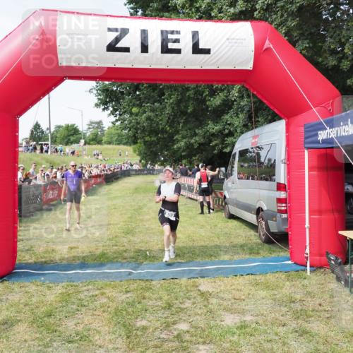 21.06.2025 - 27. Vierlanden-Triathlon MichiJ http://msf.ph/oto/8000317 15.06.2026 11:25:04 Ziel 194, 609 meine-sportfotos.de