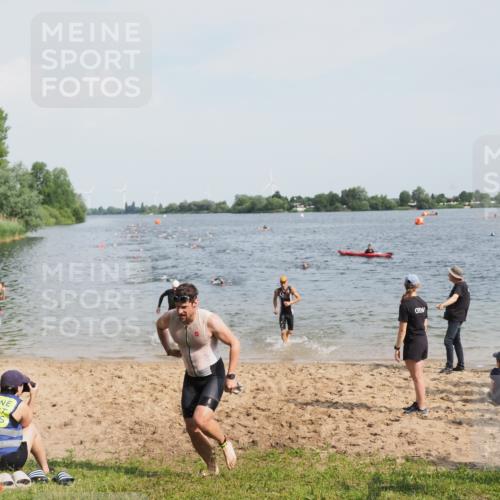 21.06.2025 - 27. Vierlanden-Triathlon MichiJ http://msf.ph/oto/8000321 15.06.2026 10:03:53 Schwimmen 415, 427, 436, 1398 meine-sportfotos.de
