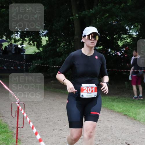 21.06.2025 - 27. Vierlanden-Triathlon Lena Gebhardt http://msf.ph/oto/8000325 15.06.2025 14:02:09 Laufen 202, 201 meine-sportfotos.de
