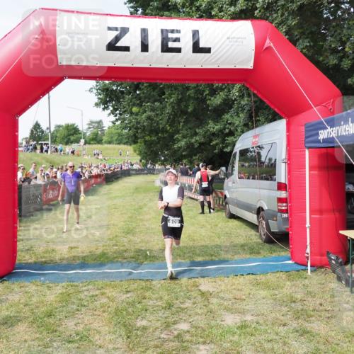 21.06.2025 - 27. Vierlanden-Triathlon MichiJ http://msf.ph/oto/8000328 15.06.2026 11:25:05 Ziel 194, 609 meine-sportfotos.de